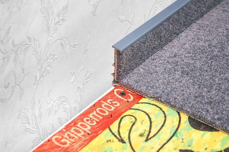 Плинтус для ковролина "Korner" Listwa графит (2500*13,8*50 мм) — купить в Орле