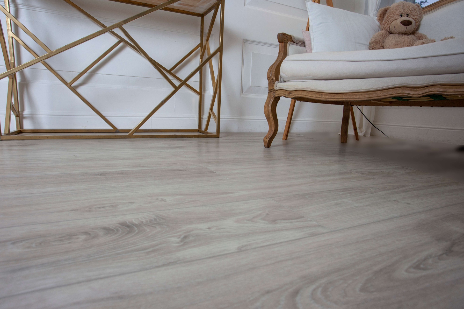 Усовершенствованная кварц-виниловая плитка «Damy Floor» Дуб Белый (1227*187*2,5 мм) — купить в Орле